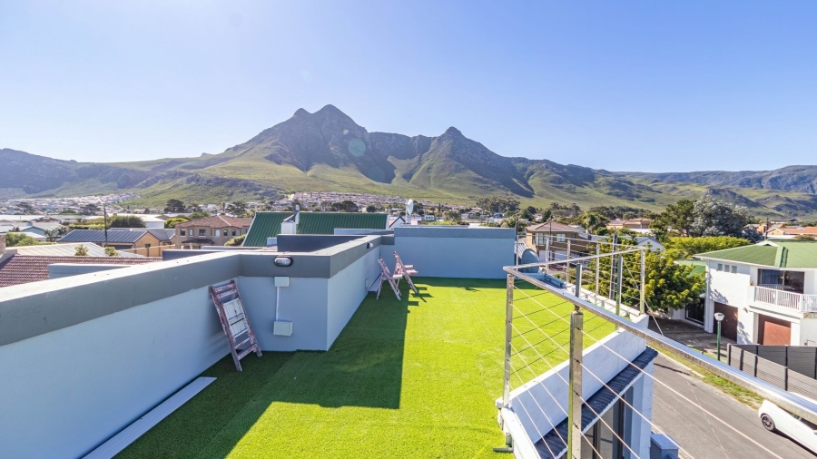 7 Bedroom Property for Sale in Kleinmond Western Cape
